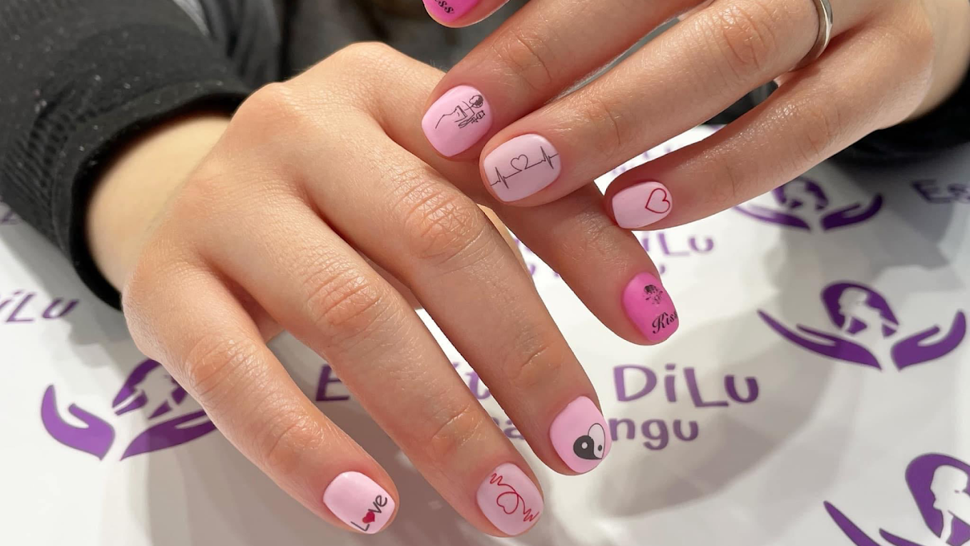 Un primer plano de la mano de una persona con uñas rosas.