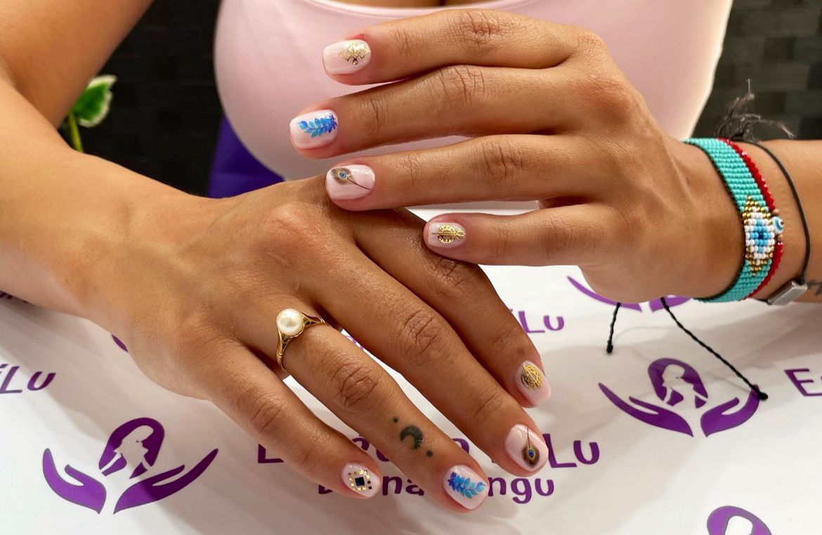 Un primer plano de las manos de una mujer con anillos en ellas.