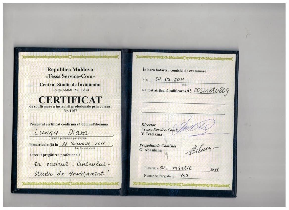 Un certificado está abierto en una página que dice certificado.