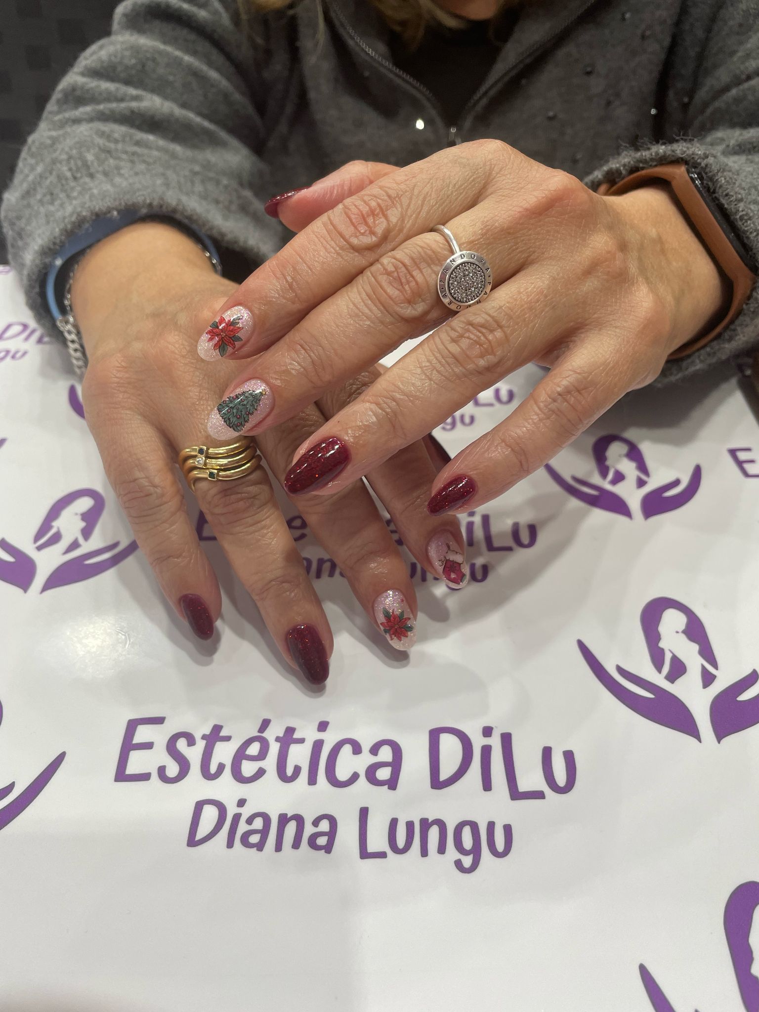 Un primer plano de las manos de una mujer con uñas rojas.