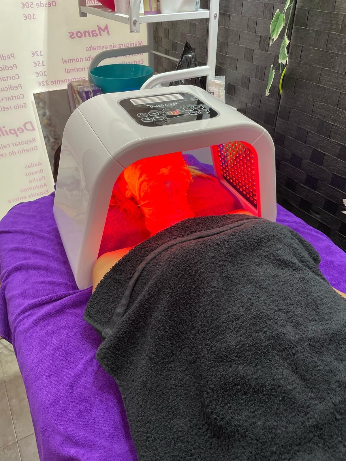 Una persona está acostada en una cama bajo una luz roja.