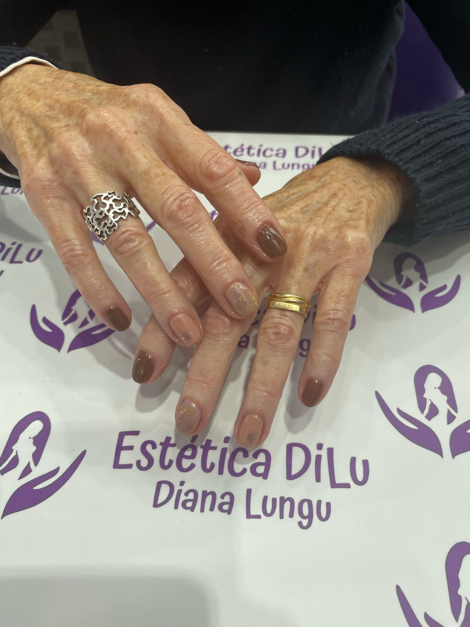 Las manos de una mujer están sobre un mantel morado que dice estetica dilu diana lungu