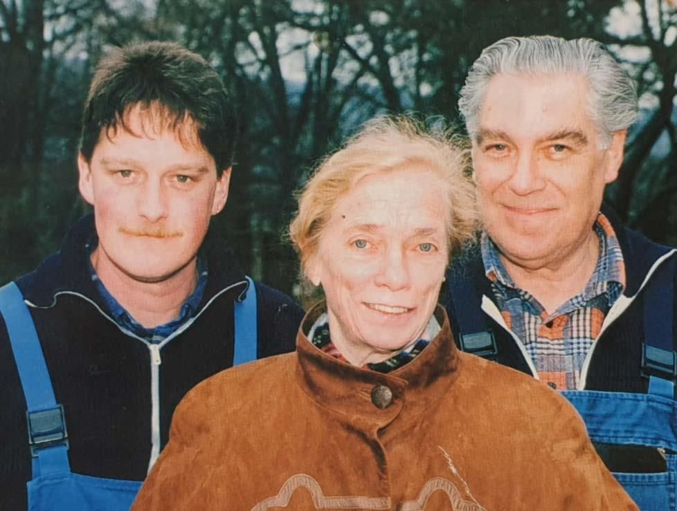 Zwei Männer und eine Frau posieren für ein Foto