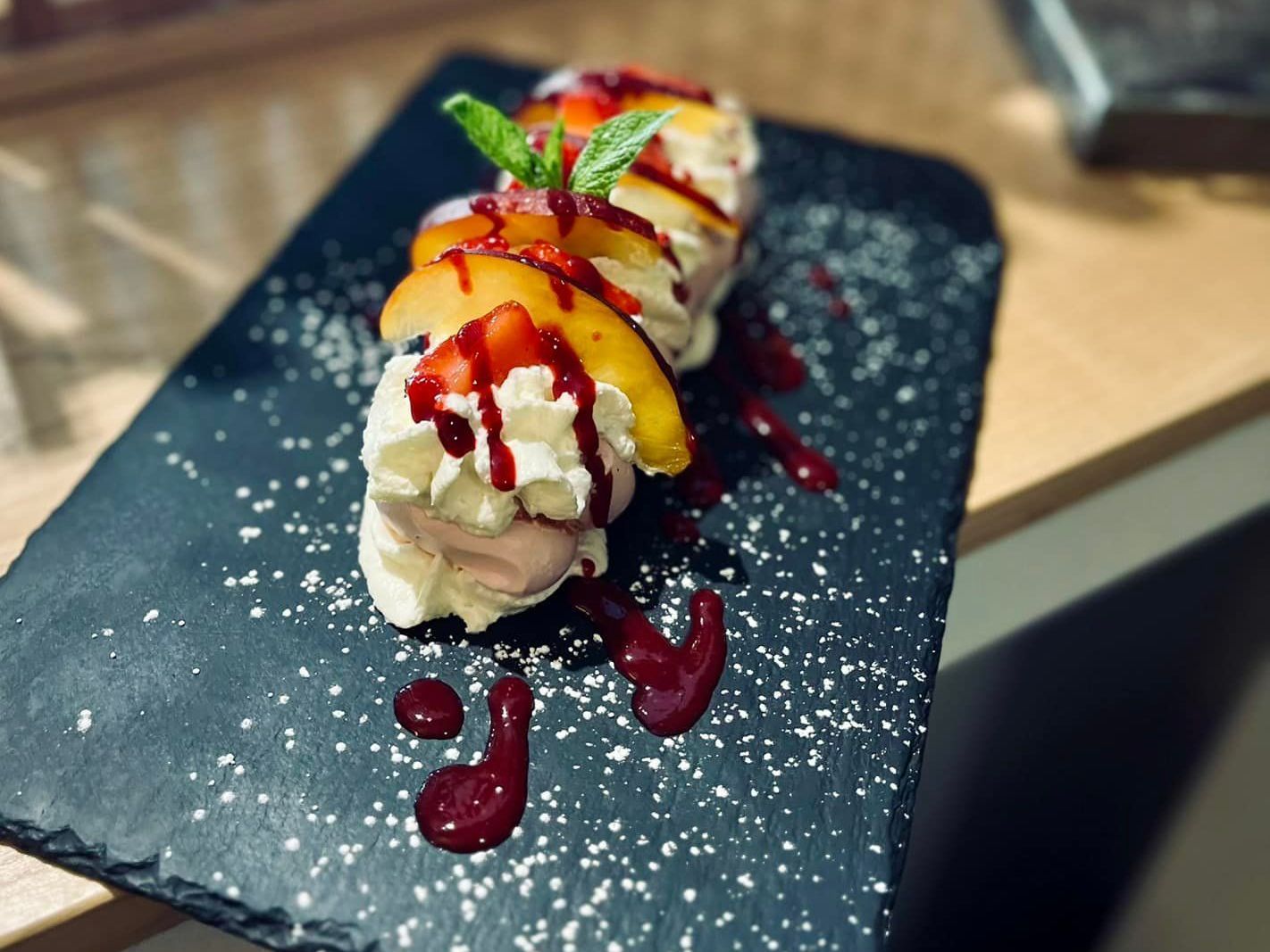 Dessert de pêche et confiture