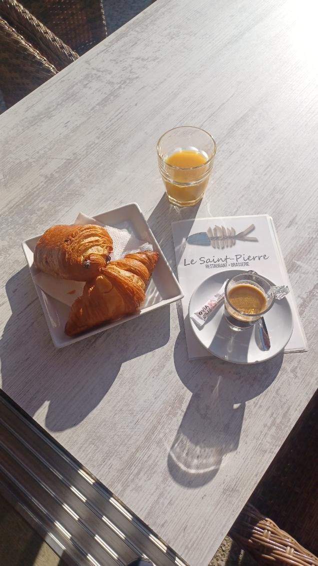Viennoiserie et jus