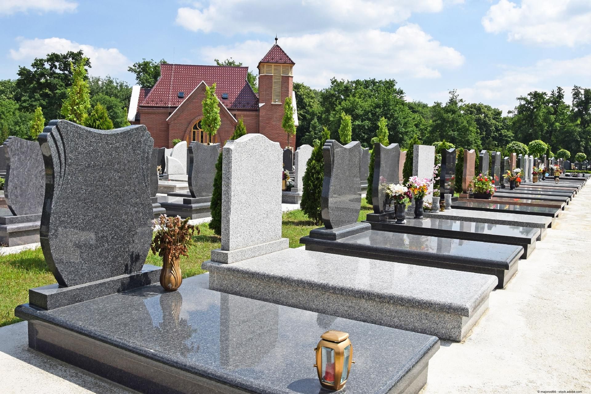 Foto von einem Friedhof mit unbeschrifteten Gräbern aus Stein in verschiedenen Formen und Farben