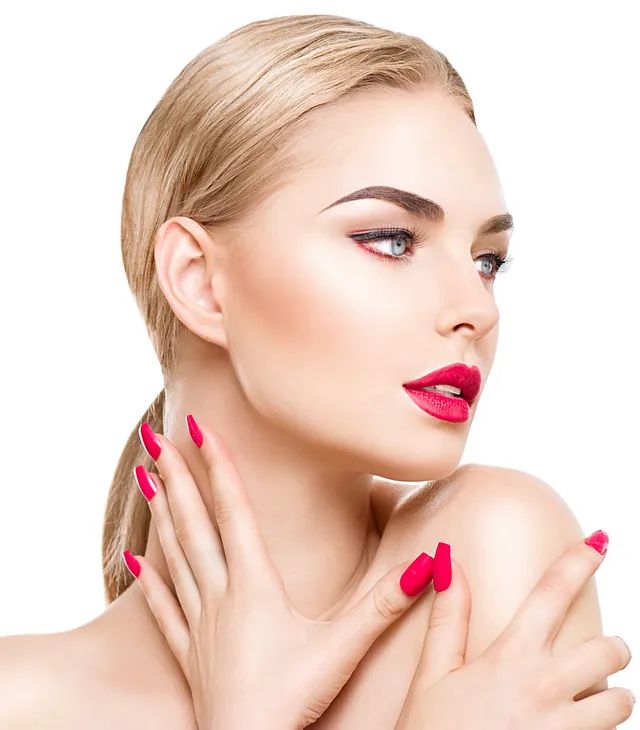 La mujer lleva lápiz labial rojo y uñas rojas.