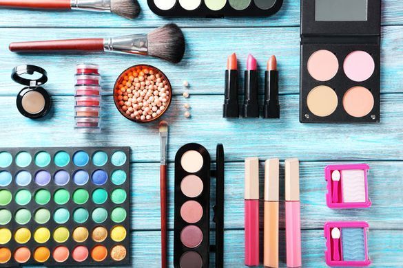 Hay muchos tipos diferentes de productos de maquillaje en la mesa.