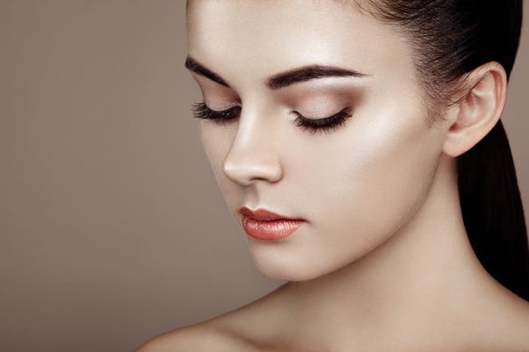 Un primer plano del rostro de una mujer con los ojos cerrados.