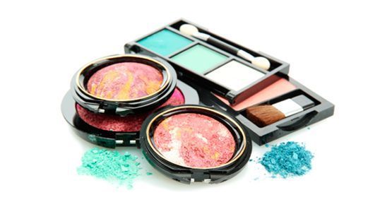 Hay muchos tipos diferentes de maquillaje sobre un fondo blanco.