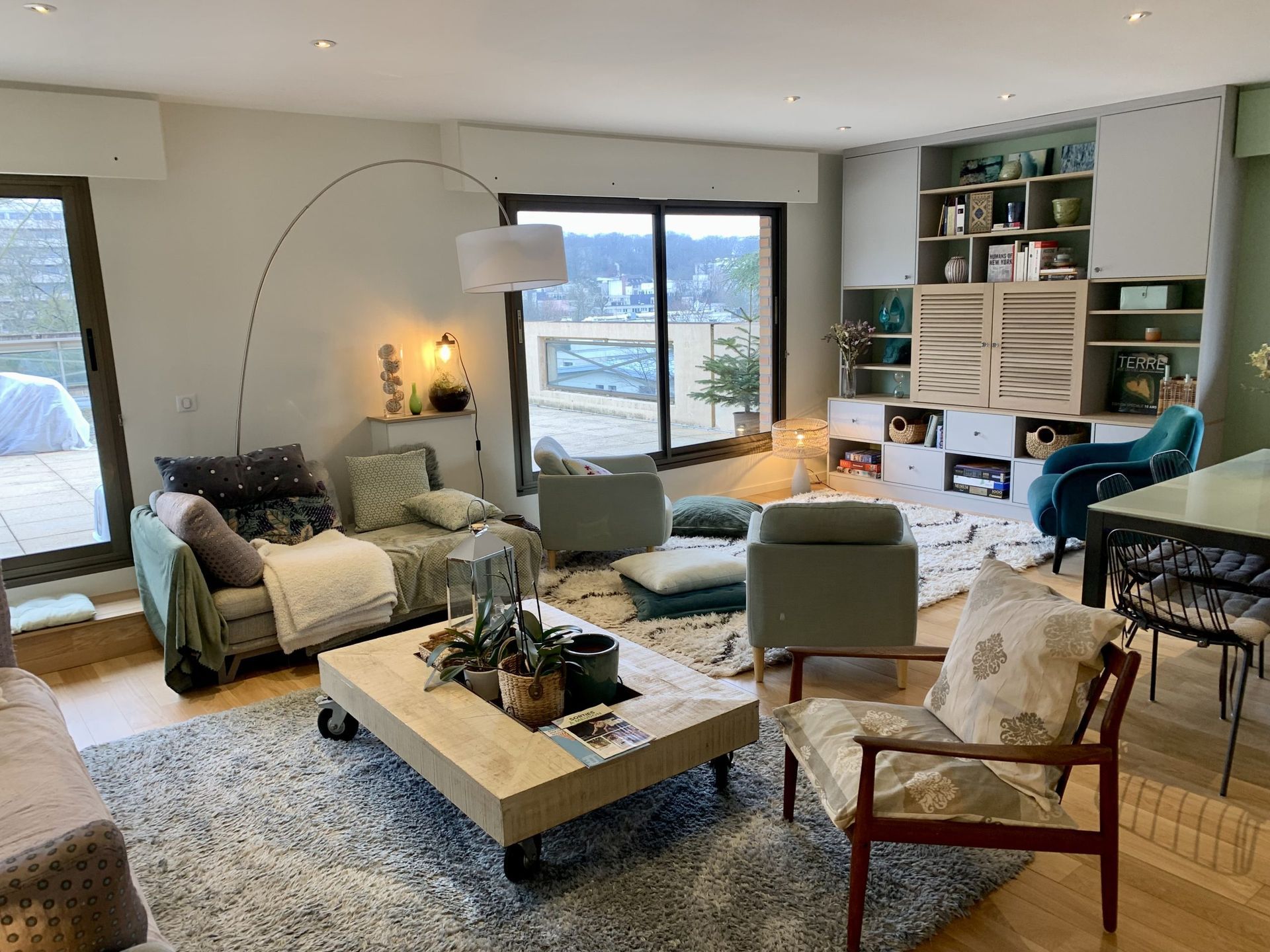 Grand salon avec baies vitrées