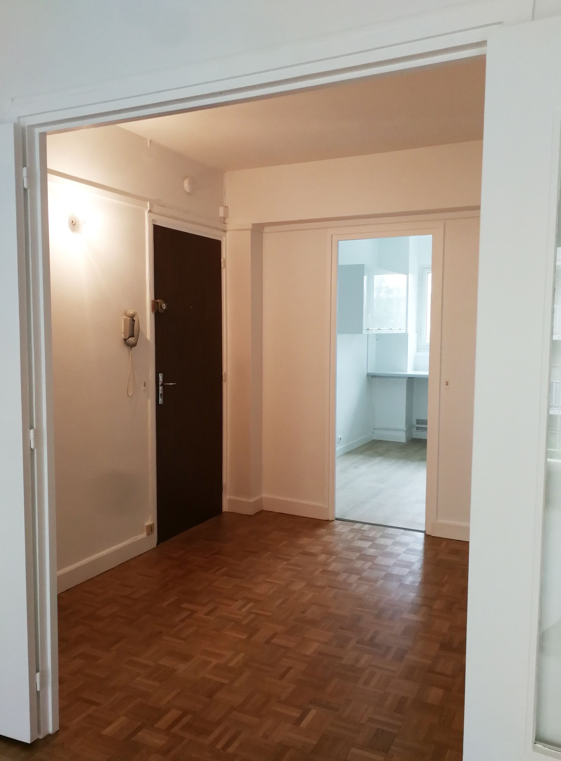 Peinture blanche d'un encadrement de porte