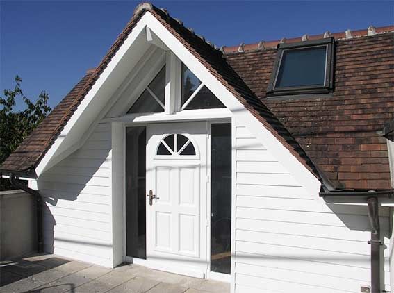 Bardage blanc d'une entrée de maison