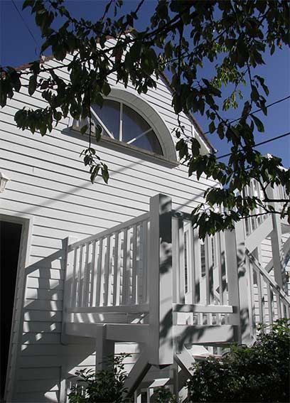 Bardage blanc d'une maison avec fenêtre de toit