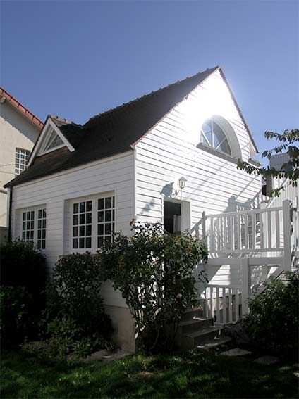 Bardage blanc d'une maison