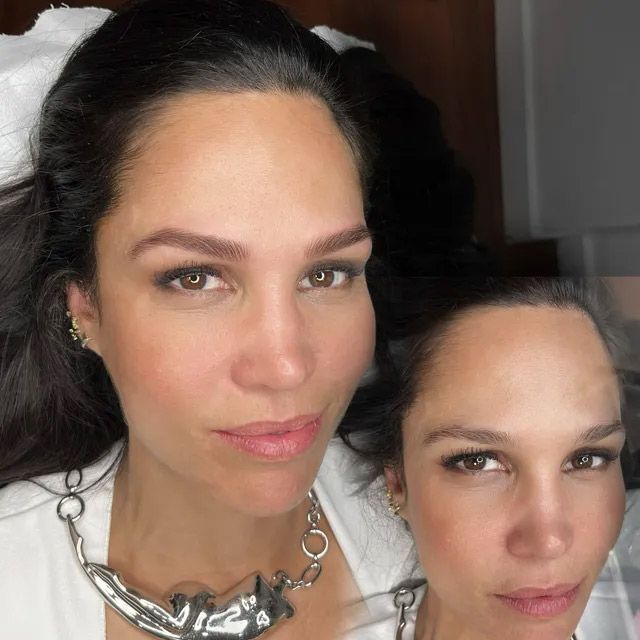 Un primer plano de las cejas y pestañas de una mujer.