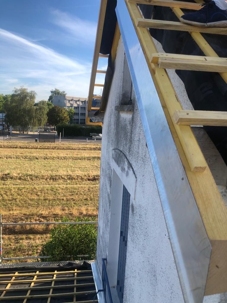 Rénovation d'éléments de zinguerie sur une toiture