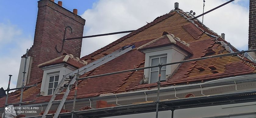 Rénovation complète d'une toiture avec des tuiles plates