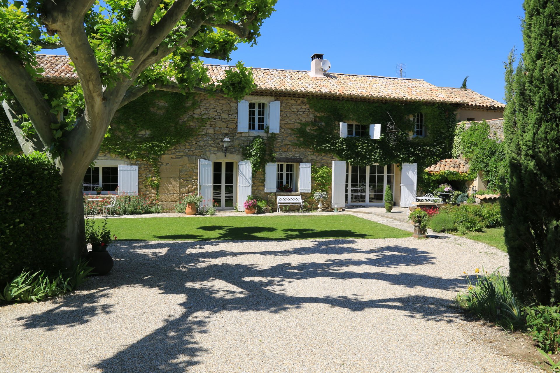Une maison provençale avec une cour extérieure aménagée