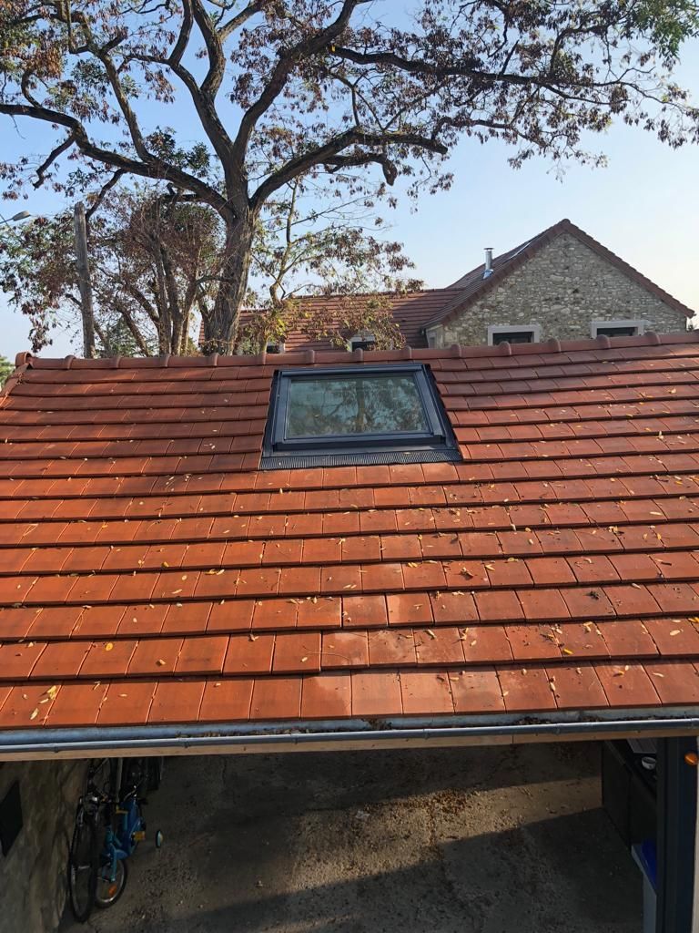 Une fenêtre de toit fraîchement installée