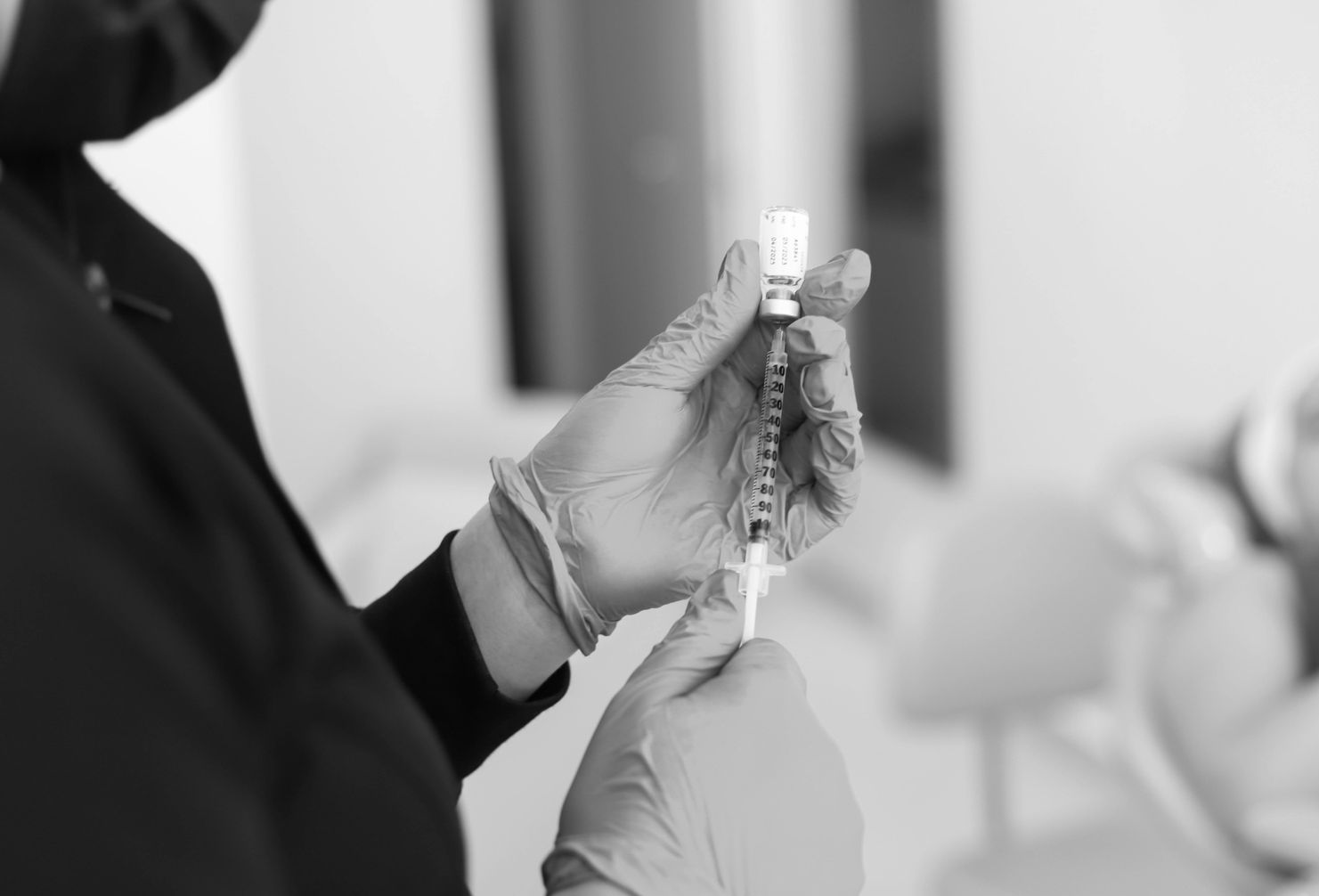 Botox-Behandlung gegen Zähneknirschen
, In einer klinischen Umgebung halten behandschuhte Hände eine Spritze und ein Fläschchen und bereiten eine Medikamenteninjektion vor.