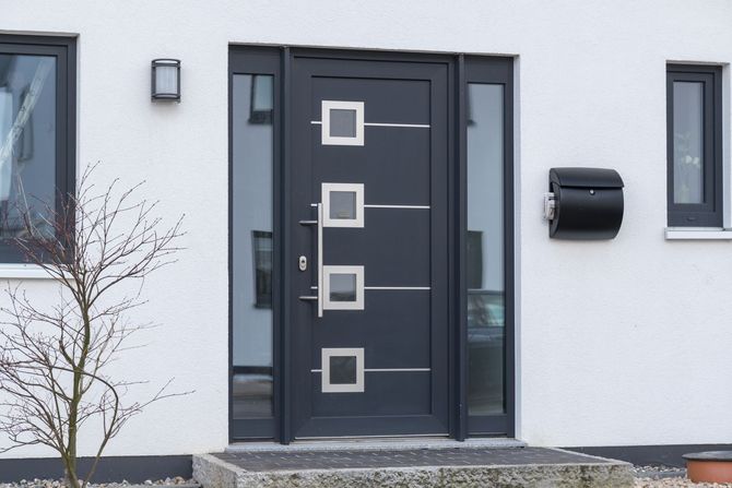 Porte d'entrée en aluminium et vitrée sur les côtés