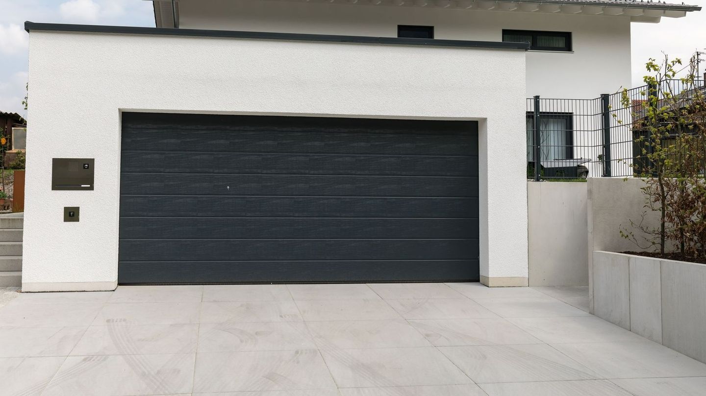 Large porte de garage gris anthracite