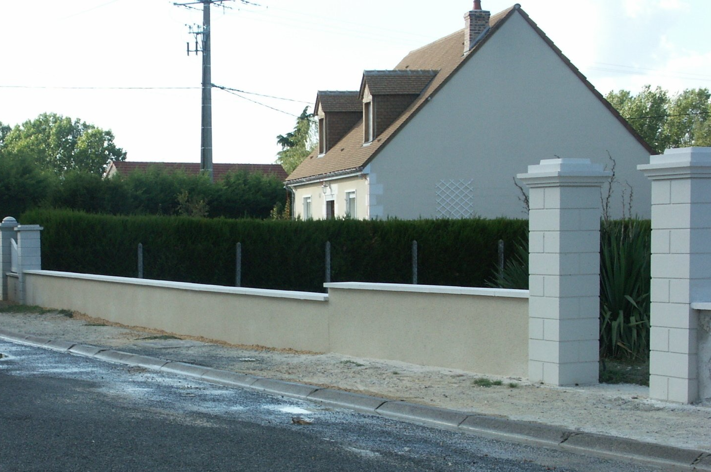 Muret extérieur bord de route avec piliers pour portail