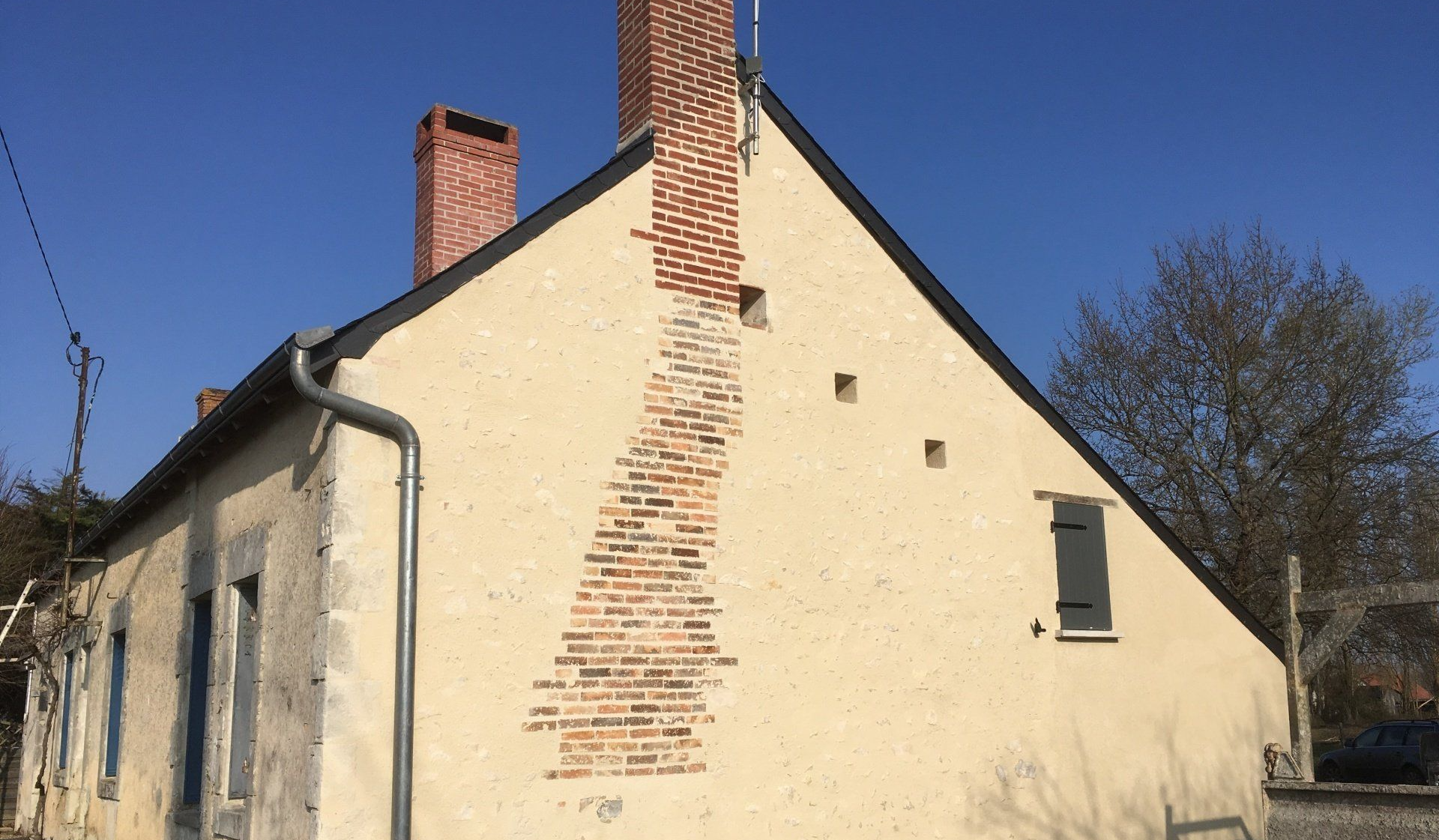 Nettoyage et ravalement d'une maison avec cheminée