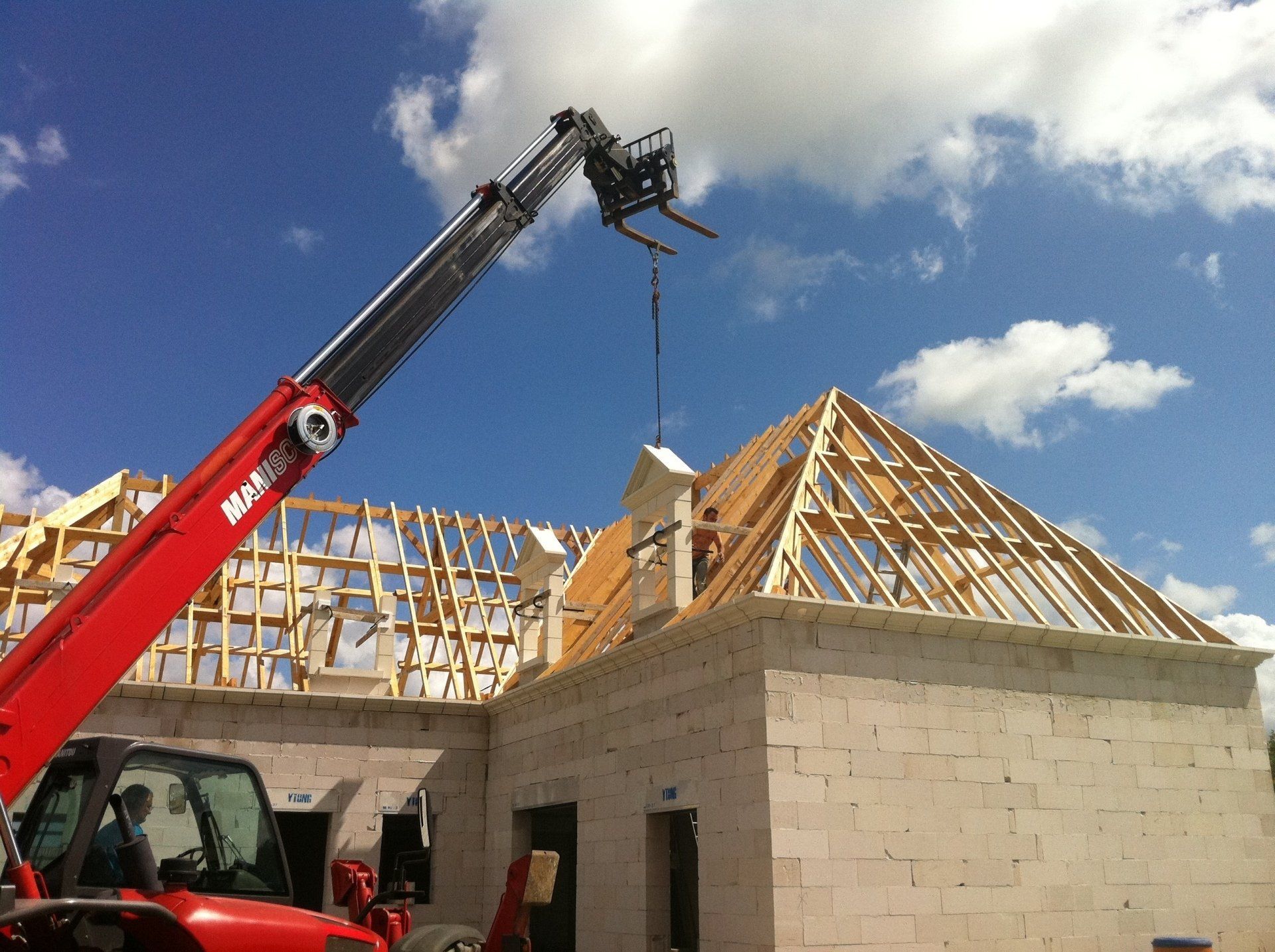 Construction de maison pose de charpente et fenêtres
