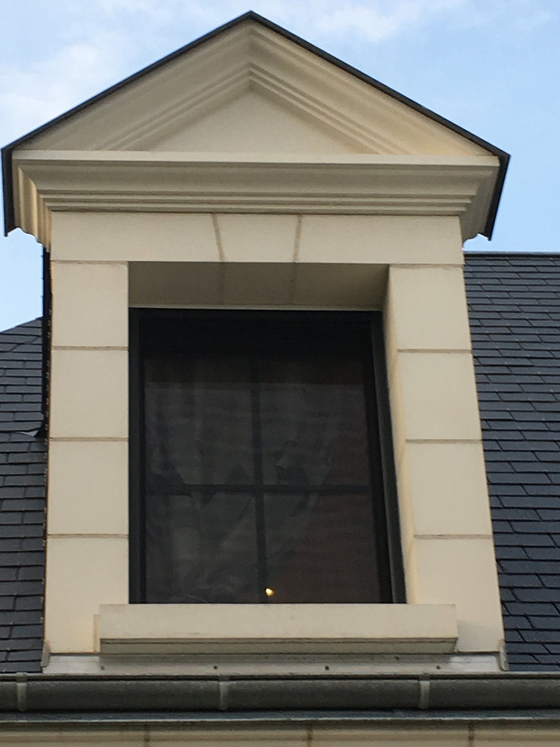 fenêtre sur étage en pierre de tuffeau