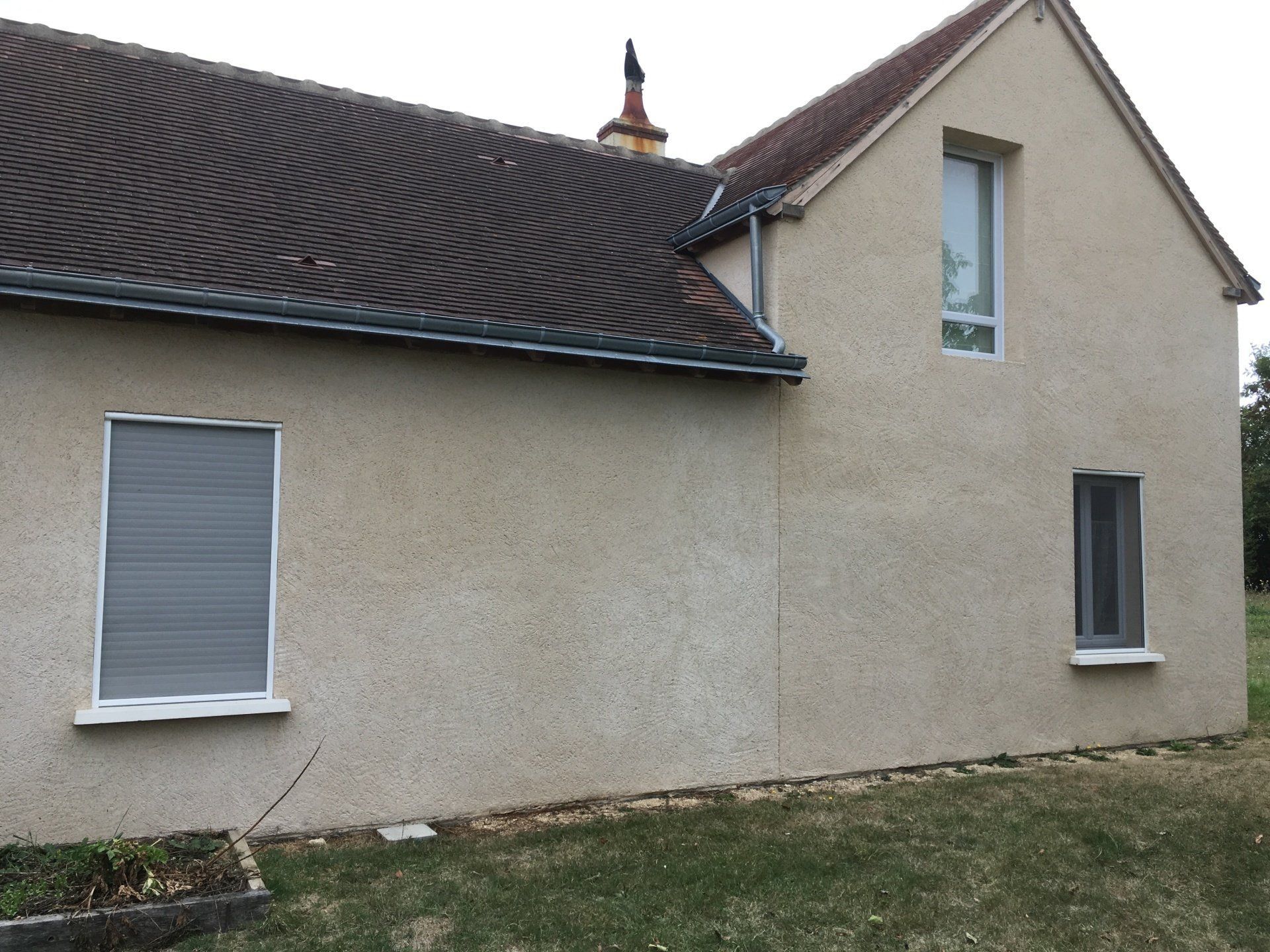 Crépis beige sur une maison sur une maison avec étage