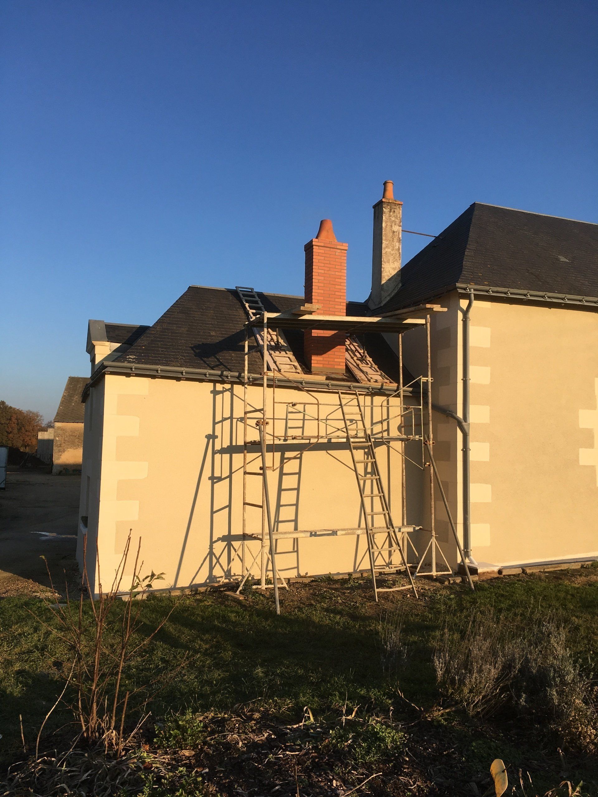 Ravalement de façade sur un maison avec cheminée