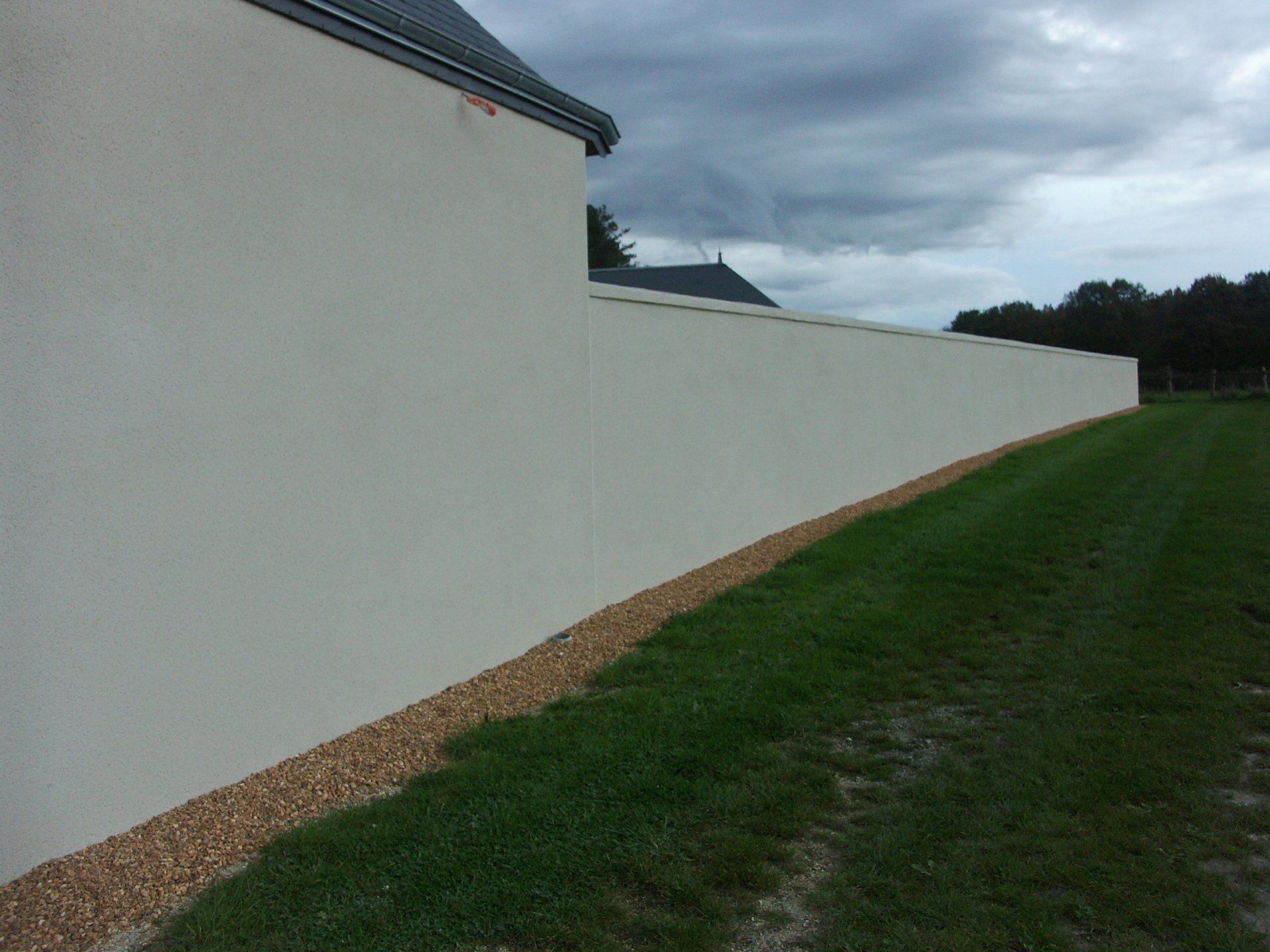 Muret extérieur crépis