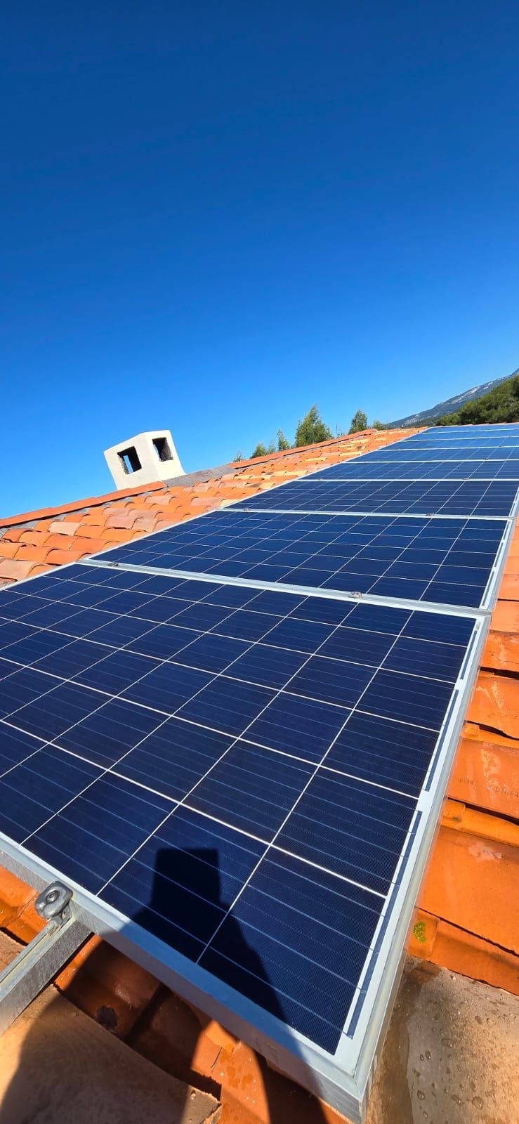 Panneaux solaires sur le toit en tuiles d'une maison.