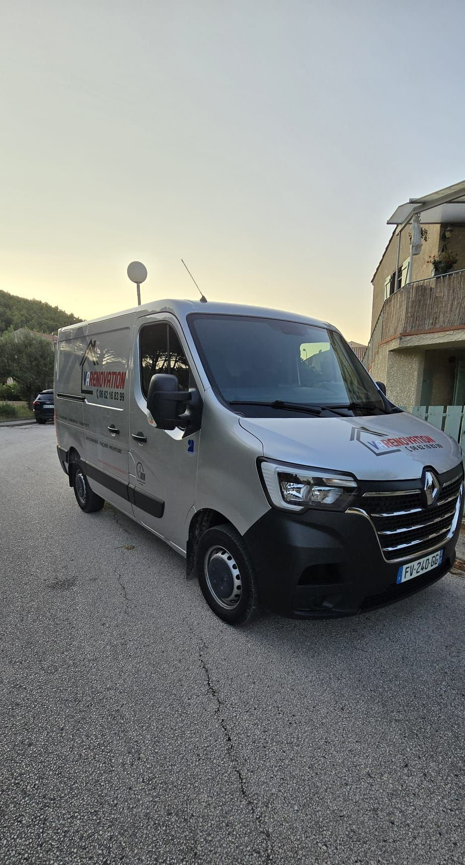 Camionnette de l'entreprise sur un chantier.