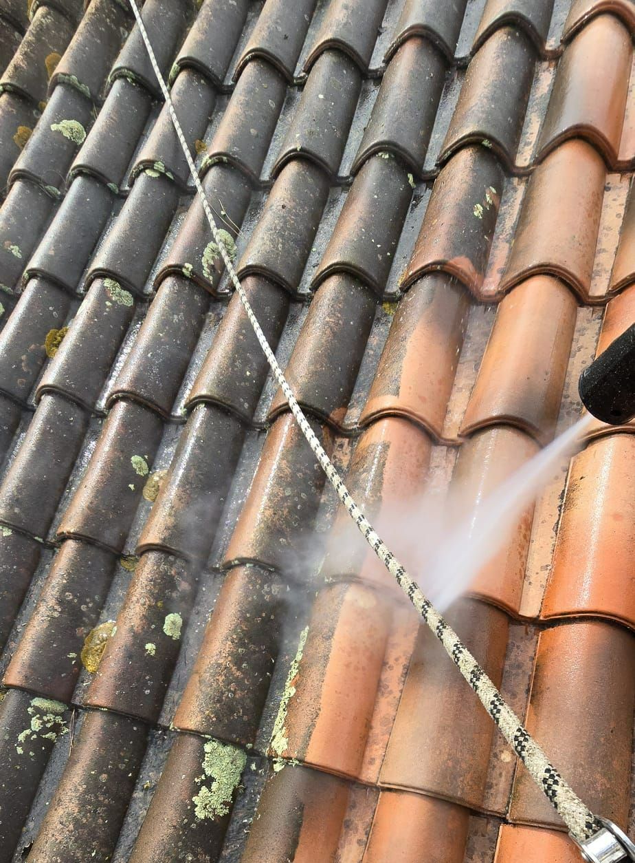 Nettoyage à haute pression sur des tuiles sales.