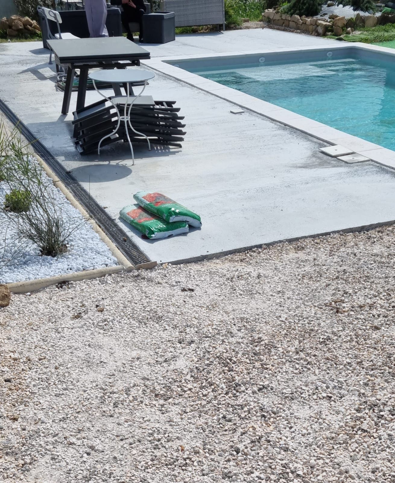 Dalle de béton autour d'une piscine.