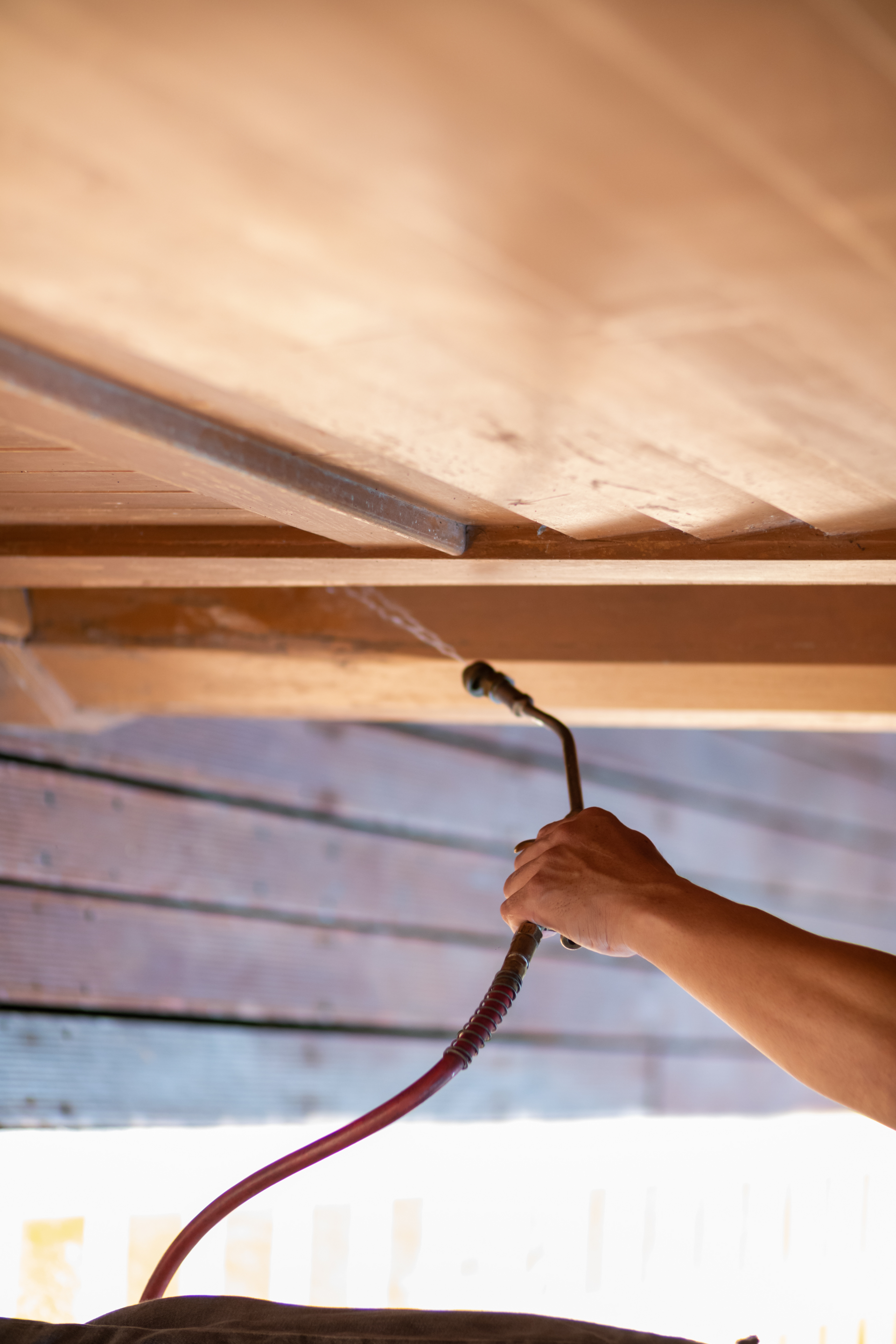 Traitement par pulvérisation de bois de charpente.