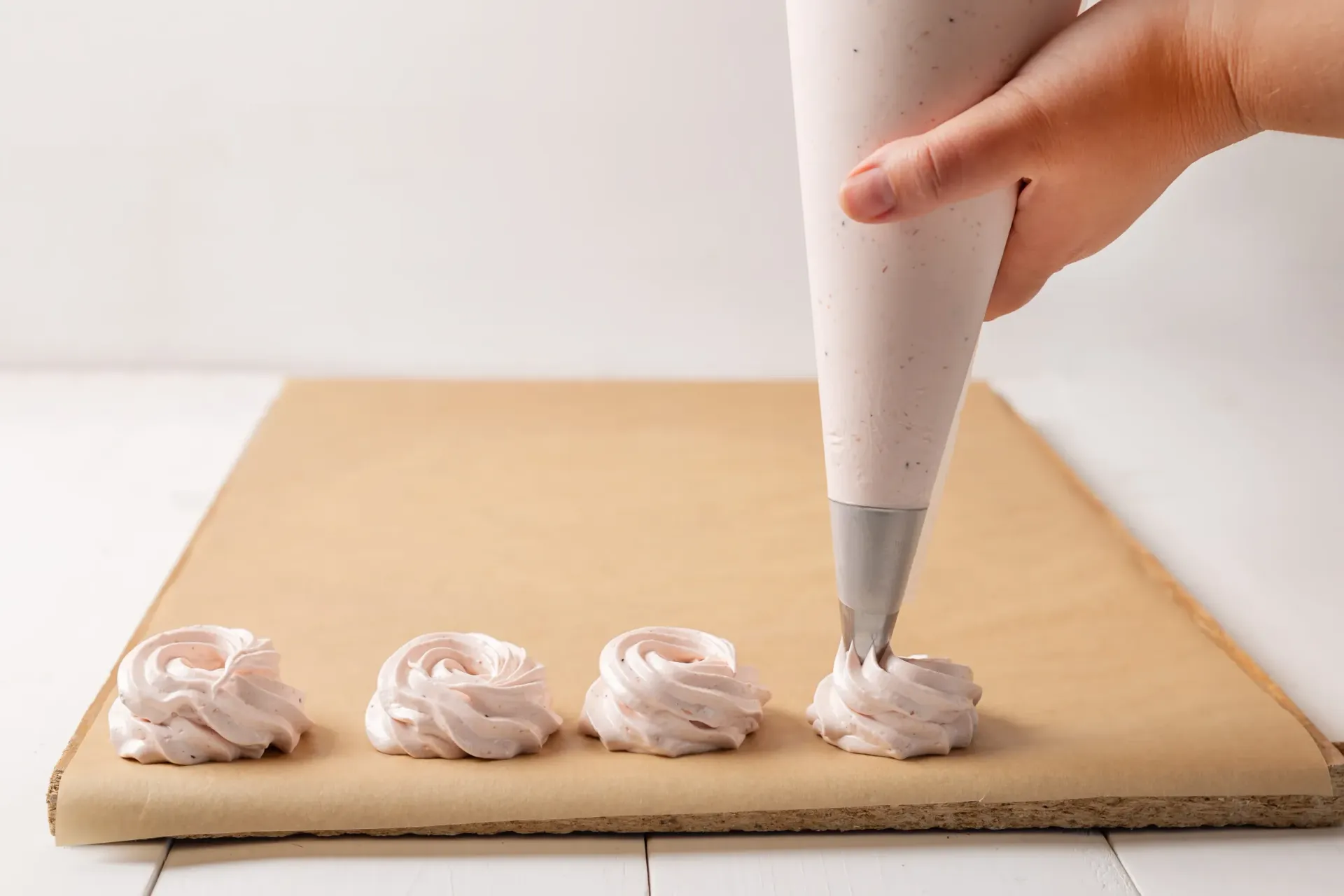 Vista de cerca de varios pasteles de chocolate exquisitos y un pastel glaseado expuestos en una vitrina de cristal