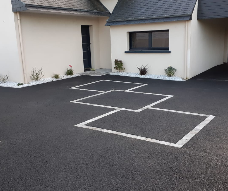 Allée en asphalte noir avec trois carrés reliés par des lignes blanches.