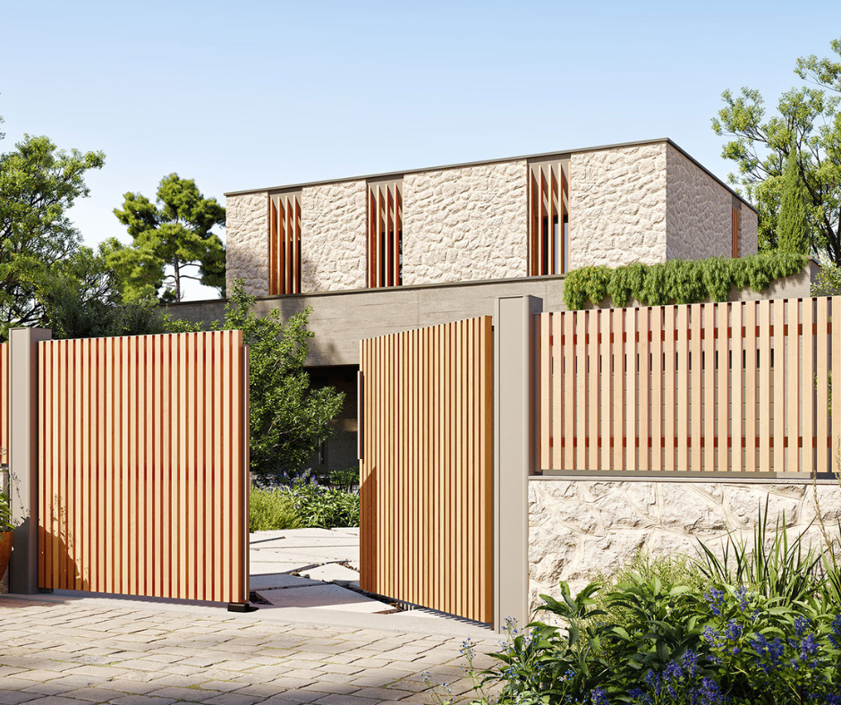 Portail et clôture en bois entourant une maison moderne en pierre avec un jardin paysager à l'avant.