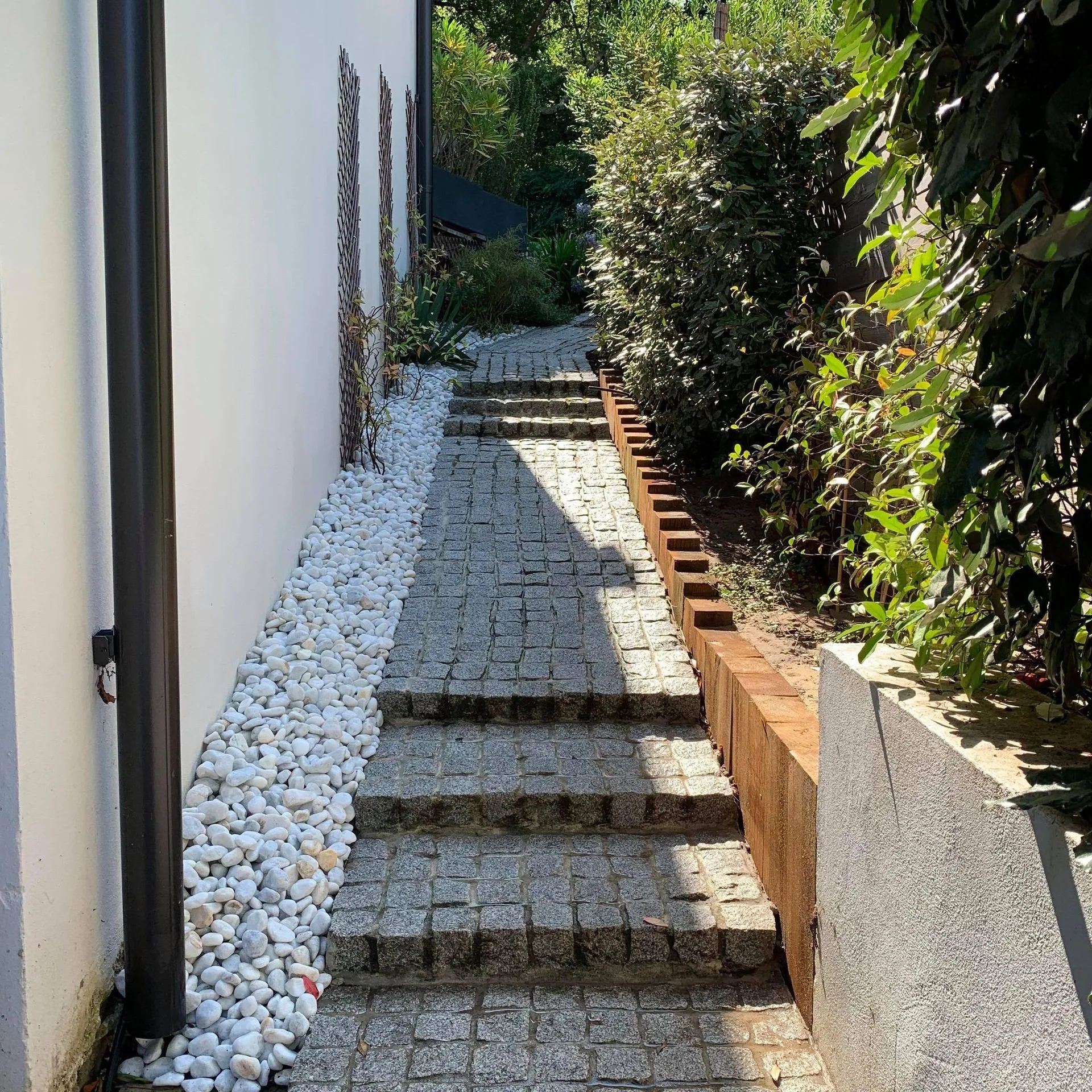 Allée de pavés circulant entre la maison et ses extérieurs à La Teste-de-Buch