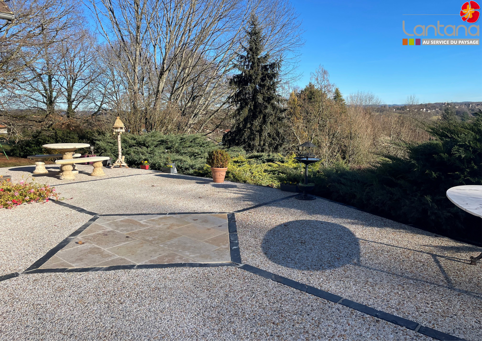Grande allée extérieure avec motifs au sol.