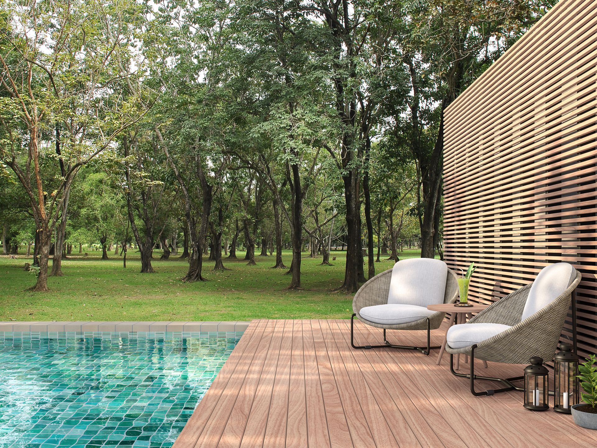 Piscine avec terrasse bois et jardin en fond.