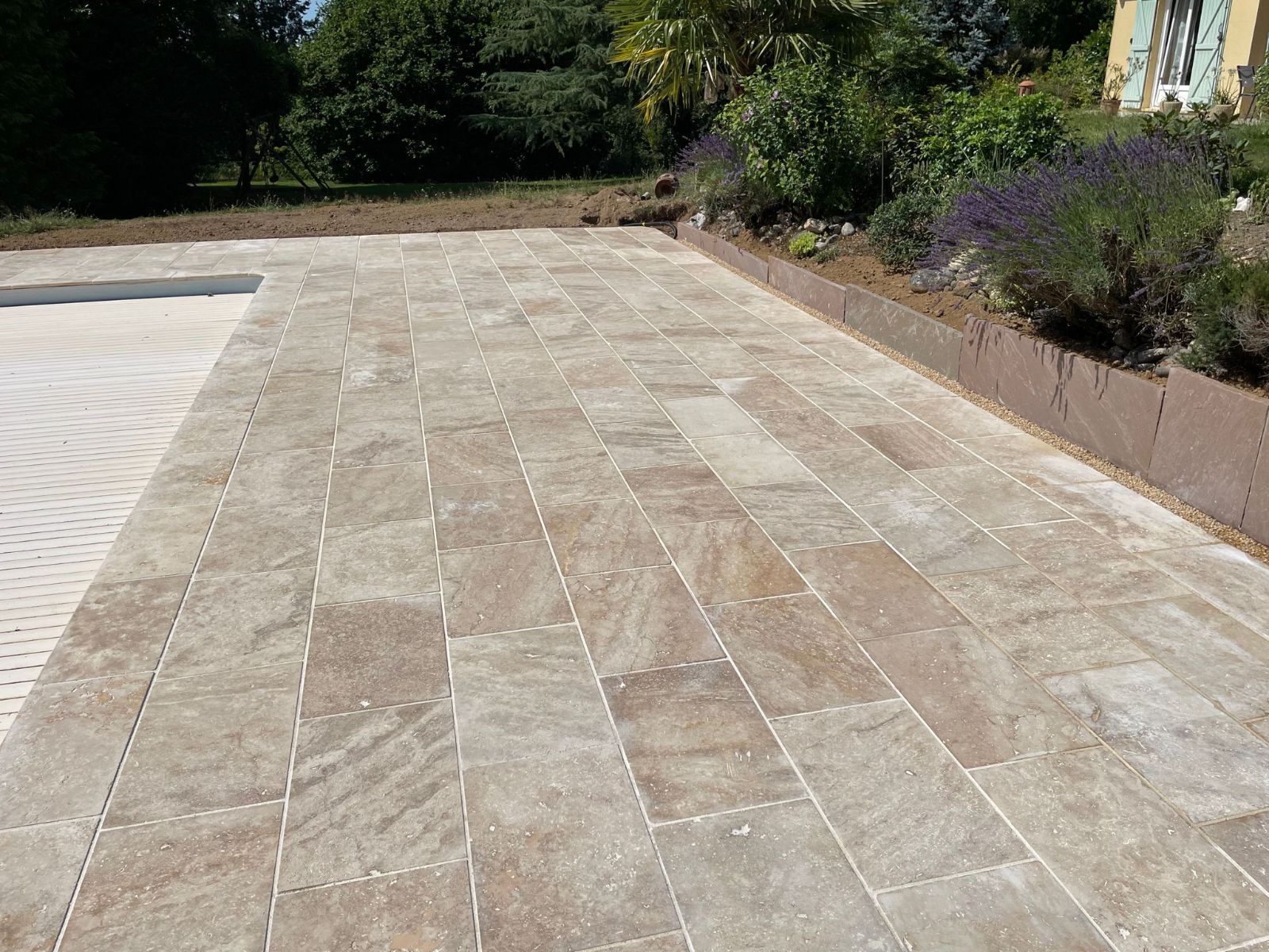 Terrasse extérieure en dalles antidérapantes, plage de piscine