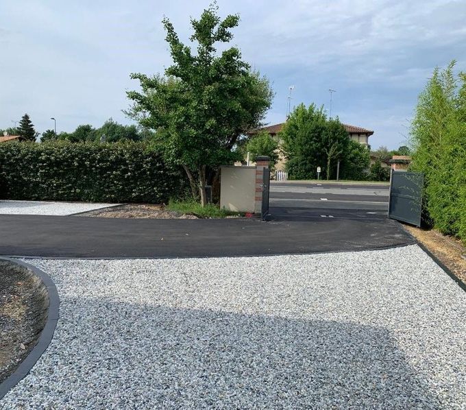 Jardin avec piscine, arbres, pergola avec table et allée de pierres par une journée ensoleillée.
