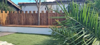 Clôture en bois avec jardin paysager à Biganos.