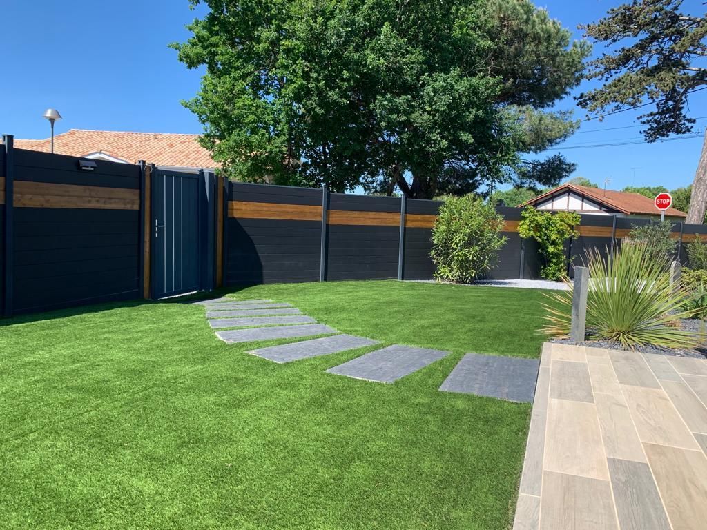 Clôture en bois et aluminium, pas japonais et terrasse au Teich