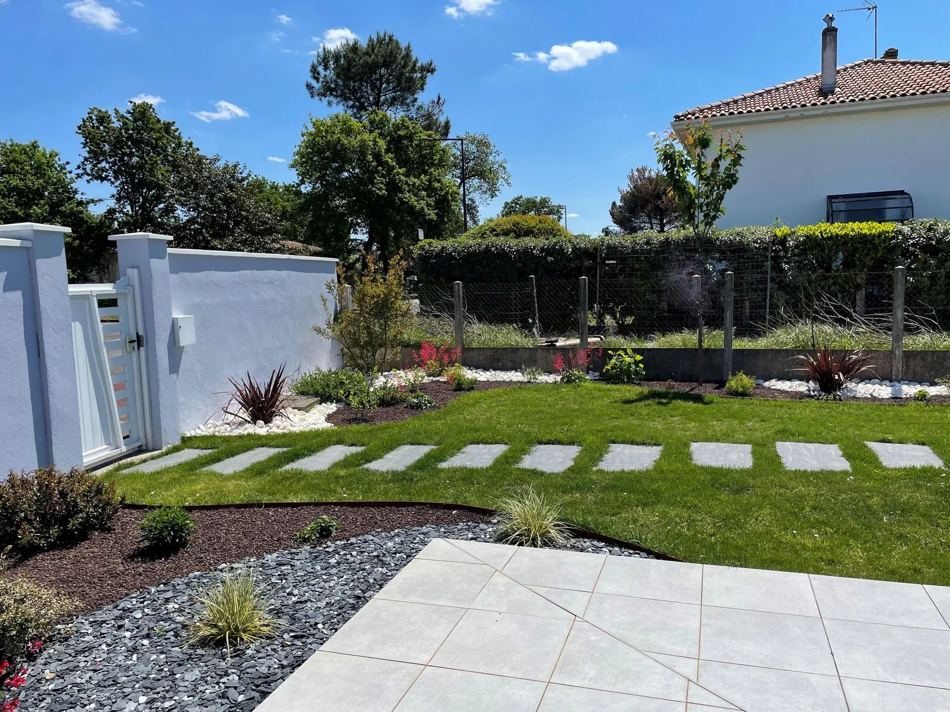 Allée pavée et pelouse verte à La Teste-de-Buch